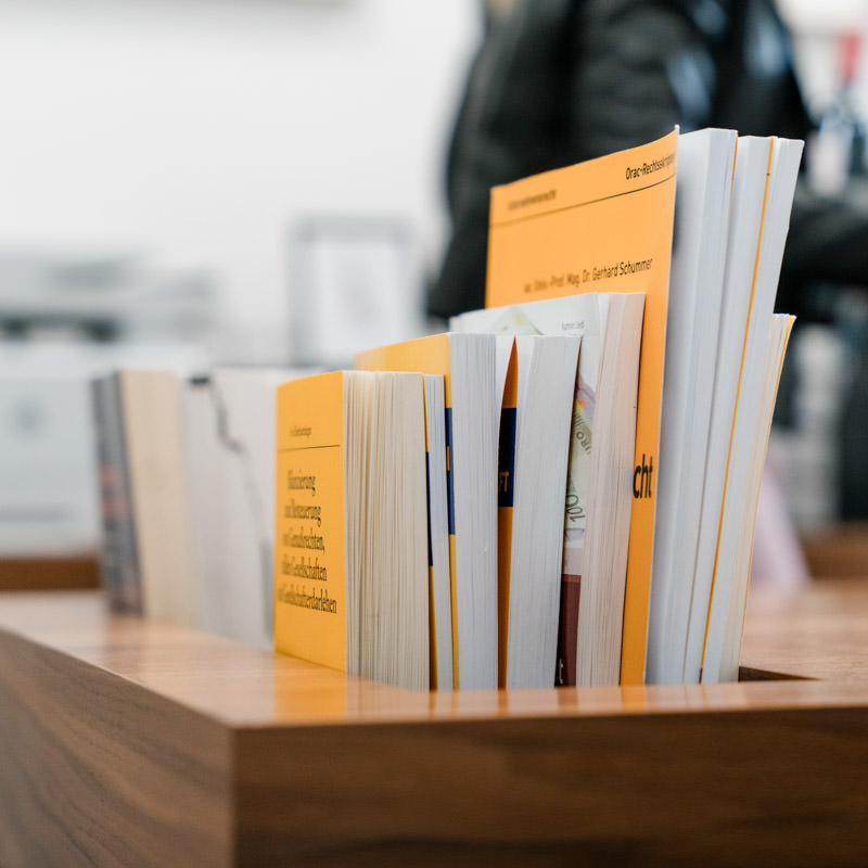 Fachliteratur zur Steuerberatung im Büroregal – symbolisiert fundiertes Wissen und individuelle Beratung