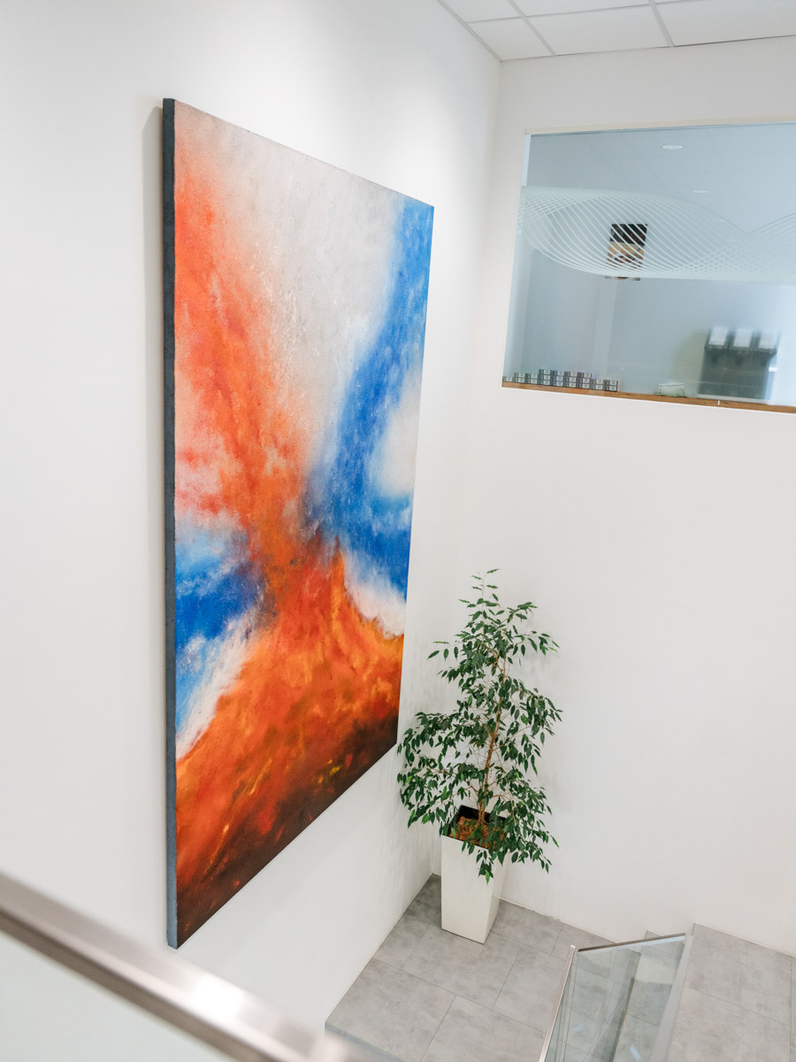 Abstraktes Wandgemälde im Treppenhaus – modernes Ambiente der Steuerberatung symbolisiert Offenheit und Klarheit wird als Symbolbild auf der Seite Buchhaltung verwendet