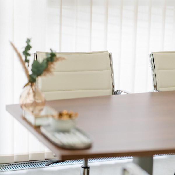 Moderner Besprechungstisch mit Akten und Dekoration – symbolisiert diskrete und professionelle Lohnverrechnung