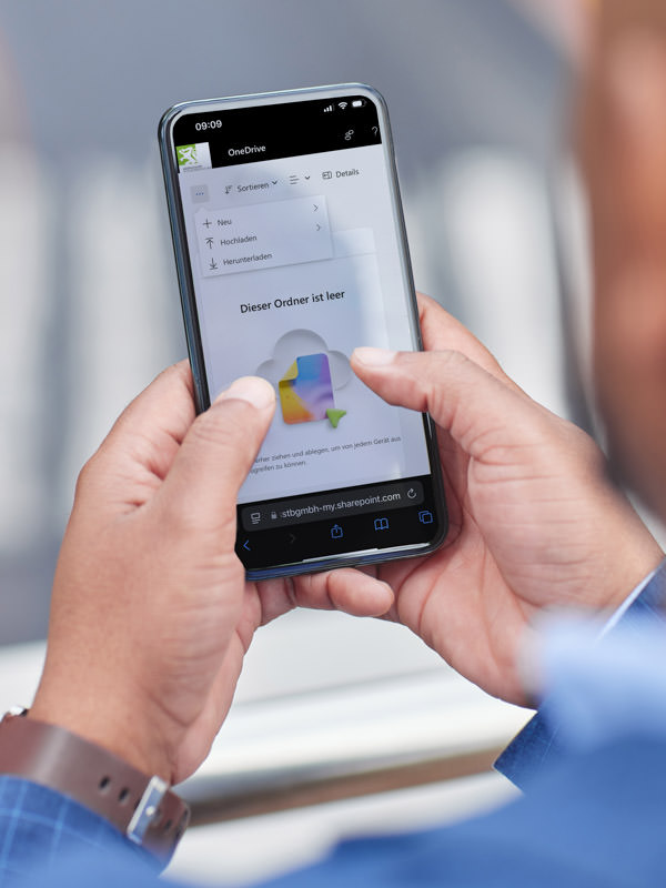 Smartphone mit geöffneter OneDrive-App zur Belegübermittlung – steht für digitale Steuerlösungen